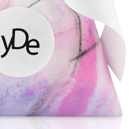 Opakowanie do perfum yDe. Zbliżenie na ręcznie malowany elegancki woreczek z żakardowym logo yDe.