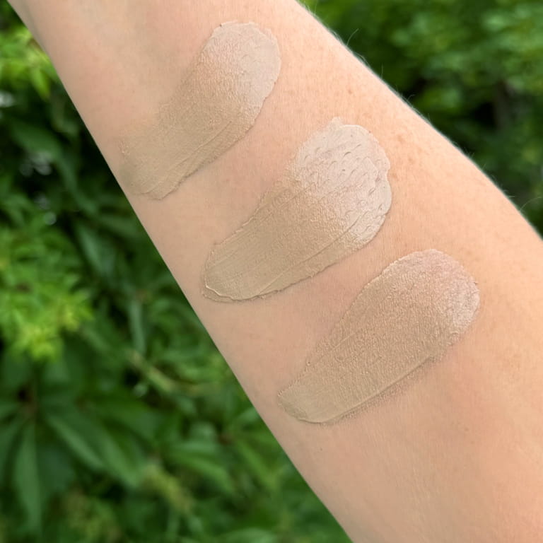 3 swatche uniwersalnego odcieniu naturalnego kremu koloryzującego ff fabulous face luxury, pokazane na ręce
