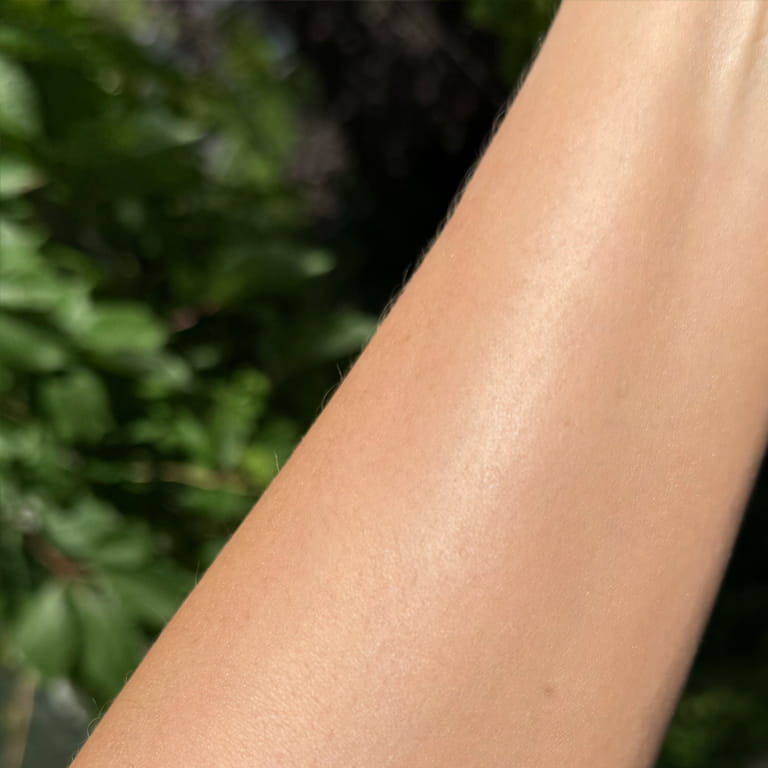 Uniwersalny odcień naturalnego kremu koloryzującego ff fabulous face luxury, rozsmarowany na ręce do efektu idealne wygładzonej skóry