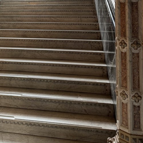 Ilustracja dla zapachu Let's go upstairs, kamienne schody prowadzące w górę.