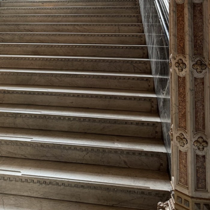 Ilustracja dla zapachu Let's go upstairs, kamienne schody prowadzące w górę.