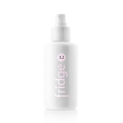 Tonik do twarzy z olejkiem różanym fridge 3.2 rose water tonic 100g w białej szklanej buteleczce