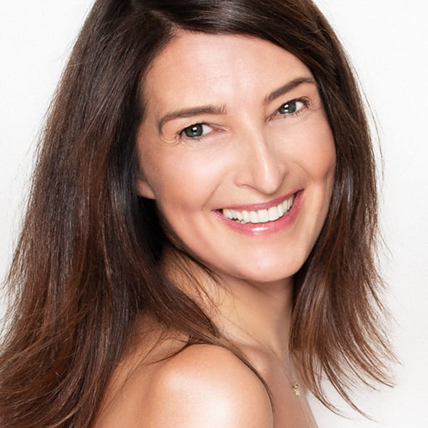 Wet look - efekt lśniącej tafli na pięknej, kobiecej twarzy, uzyskany dzięki naturalnemu rozświetlaczowi fridge glow & beauty