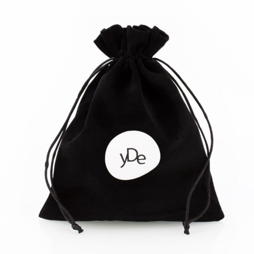 Opakowanie do perfum yDe. Elegancki bawełniany woreczek z żakardowym logo yDe.