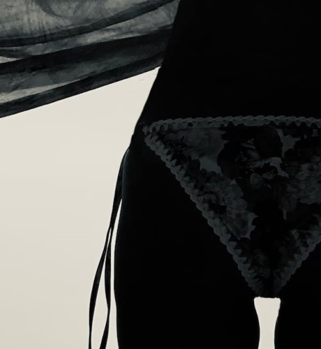 Ilustracja dla zapachu yDe Lost passenger, czarnobiałe zdjęcie, zbliżenie kobiecych bioder w szortach bikini.