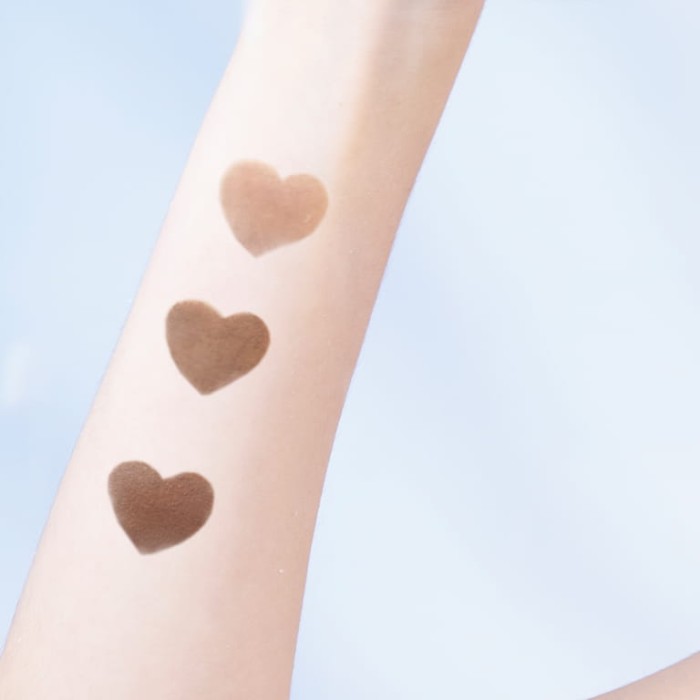 Swatche 3 stopni krycia naturalnego kremowego bronzera fridge bronze me up na skórze ręki.