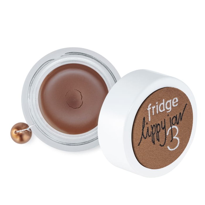 Słoiczek naturalnej kremowej pomadki do ust i policzków fridge Lippy jar - 3 flat white, pokazujący nasycony, piękny odcień nudowego brązu